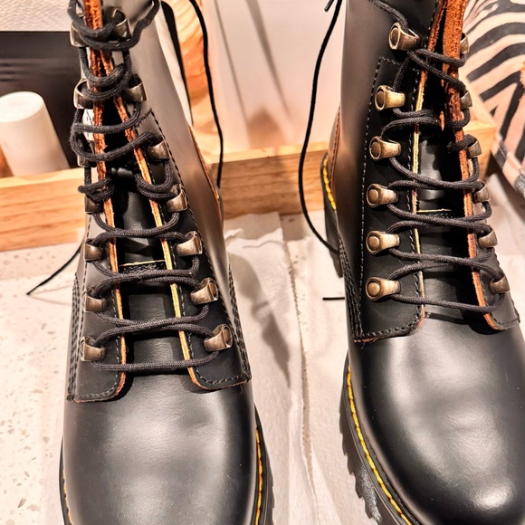 Dr. Martens platform boot brand new! - Picture 5 of 5